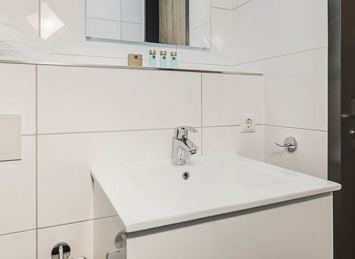Guest house 385230 - Bungalow Noord Limburg - Domein De Schatberg | 14-persoons watervilla | 14C1