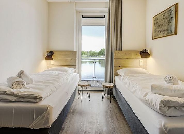 Guest house 385230 - Bungalow Noord Limburg - Domein De Schatberg | 14-persoons watervilla | 14C1