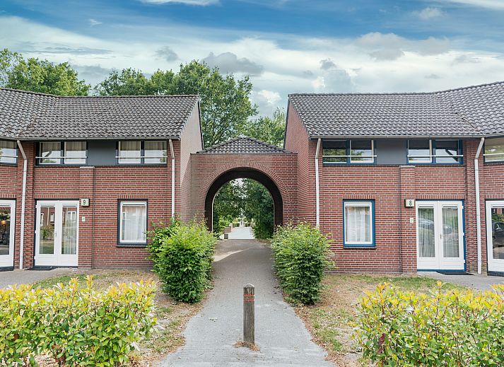 Domein De Schatberg 6-persoons kinderbungalow in Sevenum, Limburg met charmante entree en groene omgeving.