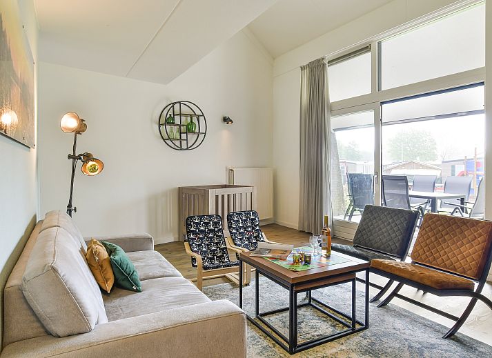 Domein De Schatberg 6-persoons kinderbungalow in Sevenum, Limburg met charmante entree en groene omgeving.