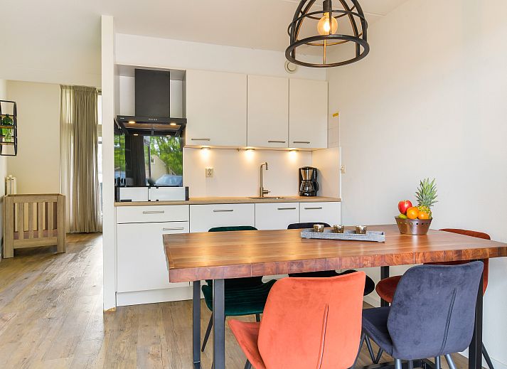 Gezellige woonkamer in Domein De Schatberg 6-persoons kinderbungalow, Sevenum, Limburg met moderne inrichting.