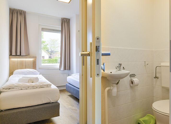 Lichte binnenruimte van Domein De Schatberg 6-persoons kinderbungalow, Sevenum, Limburg met comfortabele zithoek.