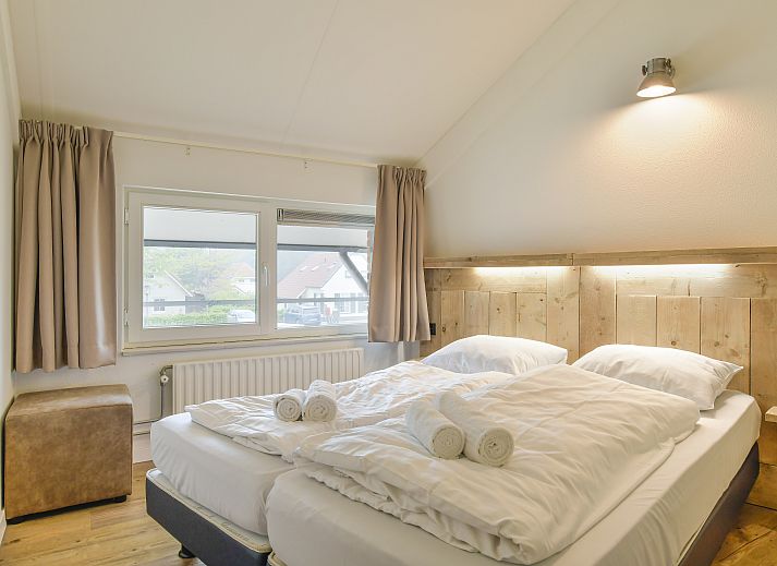 Lichte binnenruimte van Domein De Schatberg 6-persoons kinderbungalow, Sevenum, Limburg met comfortabele zithoek.