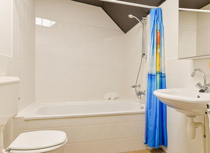 Lichte binnenruimte van Domein De Schatberg 6-persoons kinderbungalow, Sevenum, Limburg met comfortabele zithoek.