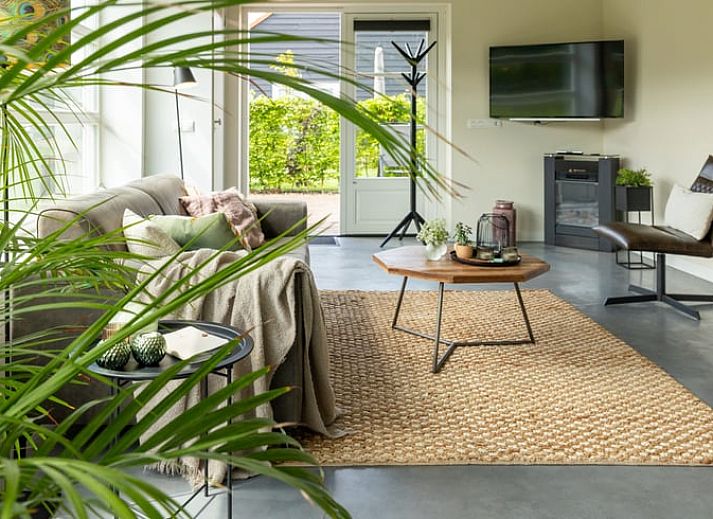 Gemuetliches Wohnzimmer im Ferienhaus in Baexem, Nord-Limburg mit komfortabler Einrichtung.