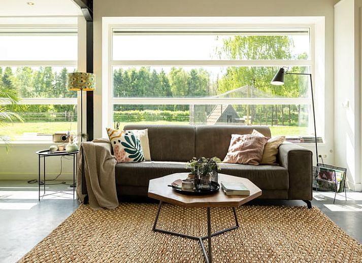 Gemuetliches Wohnzimmer im Ferienhaus in Baexem, Nord-Limburg mit komfortabler Einrichtung.