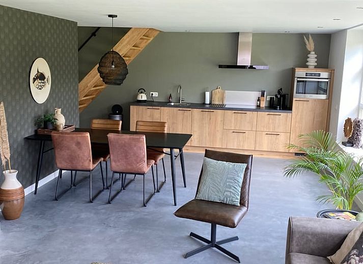Gemuetliches Wohnzimmer im Ferienhaus in Baexem, Nord-Limburg mit komfortabler Einrichtung.