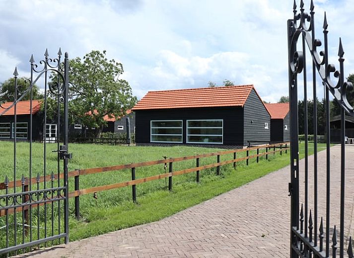Moderne Kueche in einem Ferienhaus in Baexem, Nord-Limburg mit Holzoberflaeche.