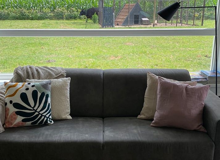 Moderne Kueche in einem Ferienhaus in Baexem, Nord-Limburg mit Holzoberflaeche.