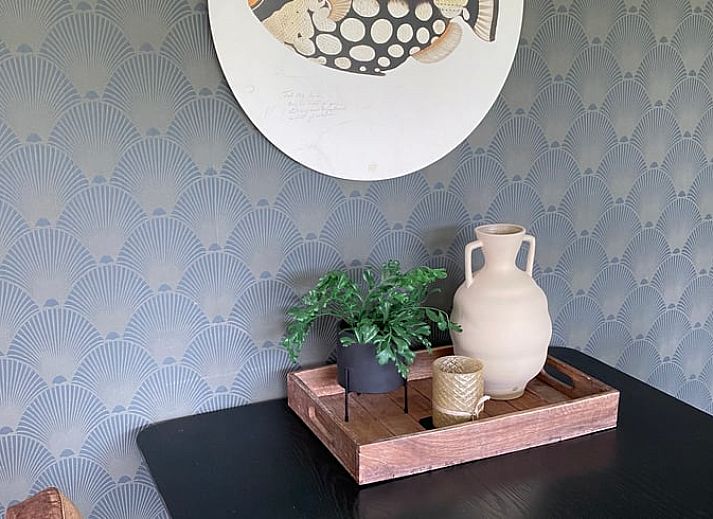 Heller Sitzbereich im Ferienhaus in Baexem, Nord-Limburg mit Blick auf die Natur.