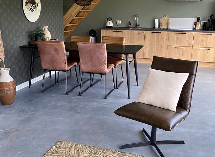 Heller Sitzbereich im Ferienhaus in Baexem, Nord-Limburg mit Blick auf die Natur.