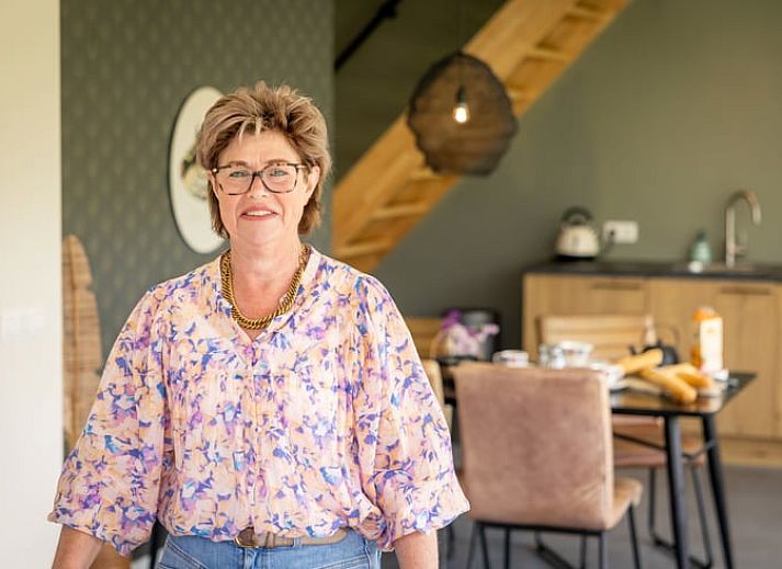 Heller Sitzbereich im Ferienhaus in Baexem, Nord-Limburg mit Blick auf die Natur.