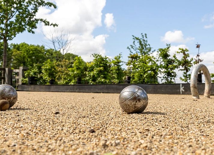 Heller Sitzbereich im Ferienhaus in Baexem, Nord-Limburg mit Blick auf die Natur.