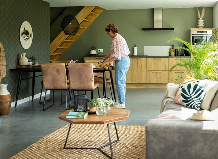 Essecke und Kueche im Ferienhaus in Baexem, Nord-Limburg fuer gemuetliche Mahlzeiten.