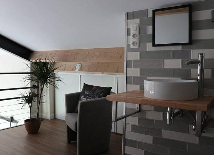 Aussenansicht des Ferienhauses in Baexem, Nord-Limburg mit gruener Umgebung.