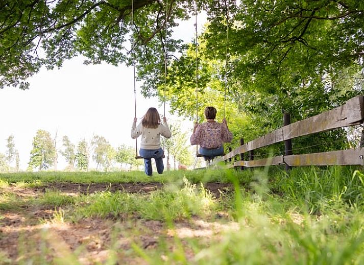Aussenansicht des Ferienhauses in Baexem, Nord-Limburg mit gruener Umgebung.