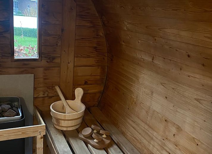 Aussenansicht des Ferienhauses in Baexem, Nord-Limburg mit gruener Umgebung.