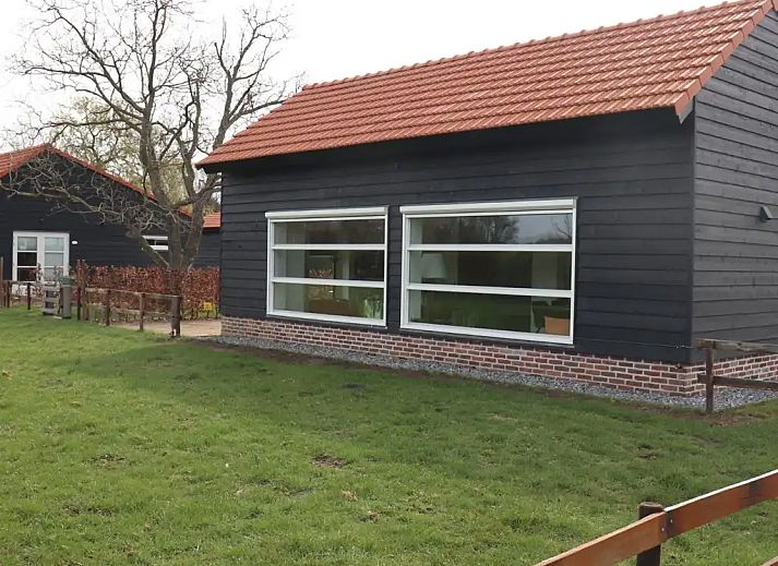 Guest house 385614 - Holiday property Noord Limburg - Huisje Met de kippen Op Stok/Sierkip