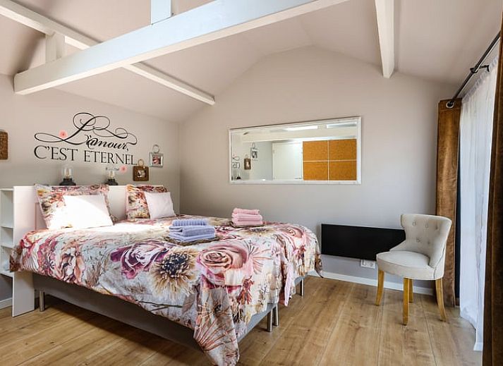 Vacation cottage in Heythuysen, North Limburg surrounded by colorful flowers, ideal for a relaxing stay in nature.