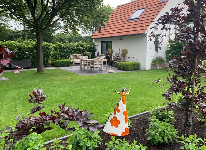 Ontspannen in een hangmat bij Vakantiehuisje in Heythuysen, Noord Limburg, Limburg.