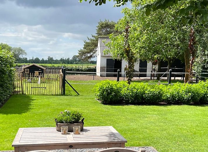Ruime tuin met hangmat bij Vakantiehuisje in Heythuysen, Noord Limburg, Limburg.