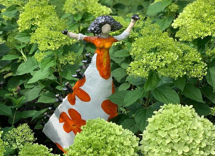 Ruime tuin met hangmat bij Vakantiehuisje in Heythuysen, Noord Limburg, Limburg.