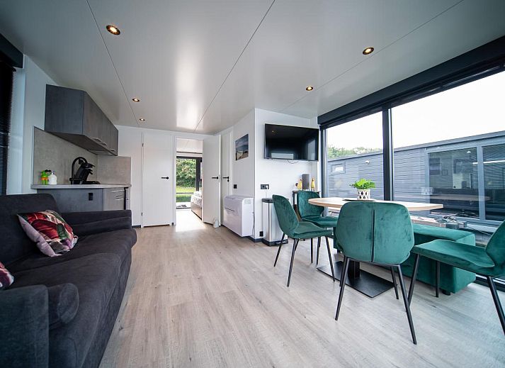 Blick auf die schwimmenden Ferienhaeuser von Floating in Limburg, die sich in Middelaar befinden.