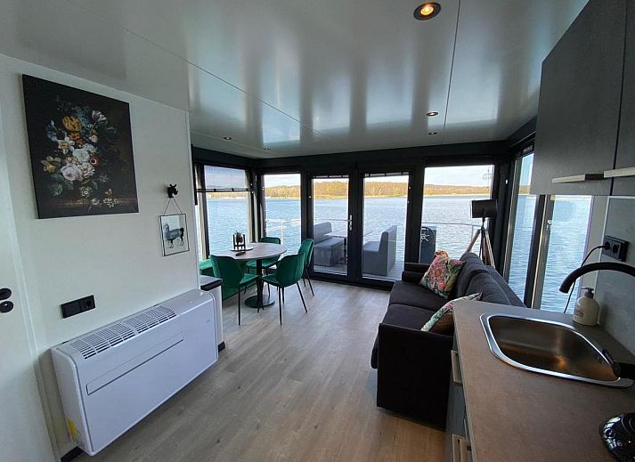 Blick auf die schwimmenden Ferienhaeuser von Floating in Limburg, die sich in Middelaar befinden.