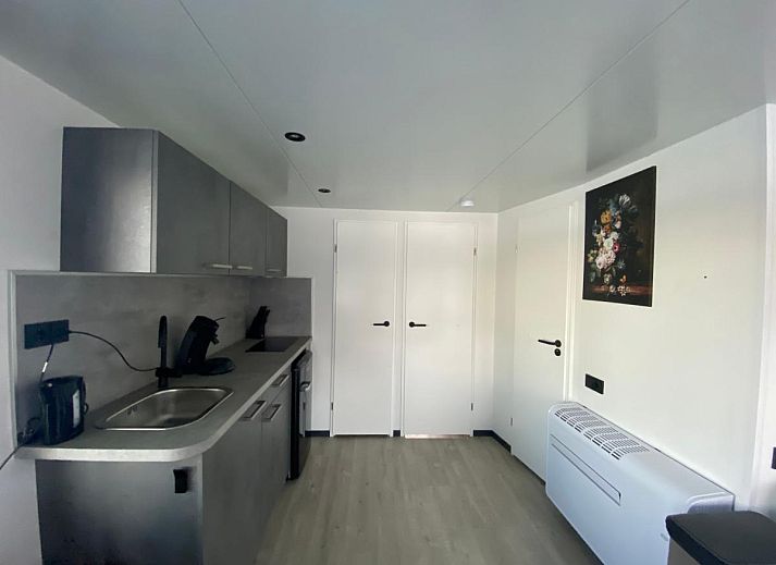 Blick auf die schwimmenden Ferienhaeuser von Floating in Limburg, die sich in Middelaar befinden.