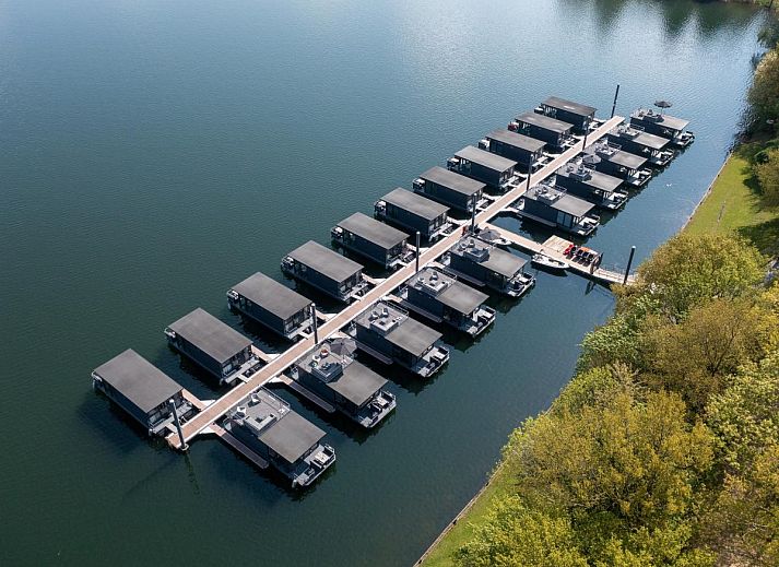 Stilvolles Wohnzimmer des Ferienhauses Floating in Limburg in Middelaar, mit Blick auf das Wasser.