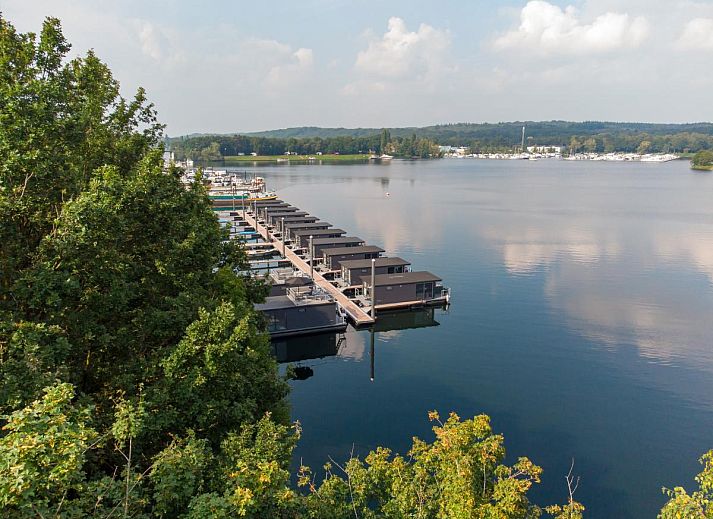 Stilvolles Wohnzimmer des Ferienhauses Floating in Limburg in Middelaar, mit Blick auf das Wasser.