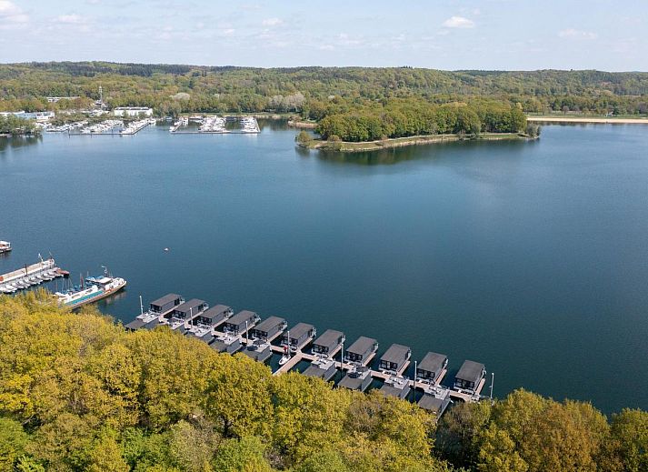 Stilvolles Wohnzimmer des Ferienhauses Floating in Limburg in Middelaar, mit Blick auf das Wasser.