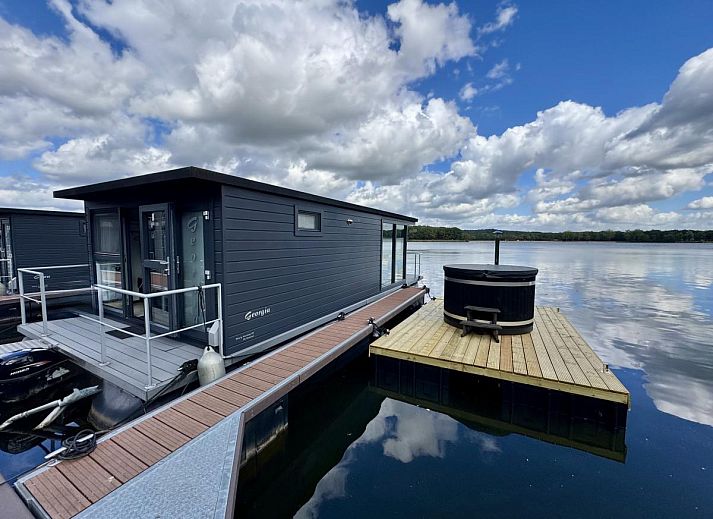 Geniessen Sie ein einzigartiges Erlebnis im Floating in Limburg - Hot Tub, einem schwimmenden Ferienhaus in Middelaar, Nord-Limburg mit herrlicher Aussicht.