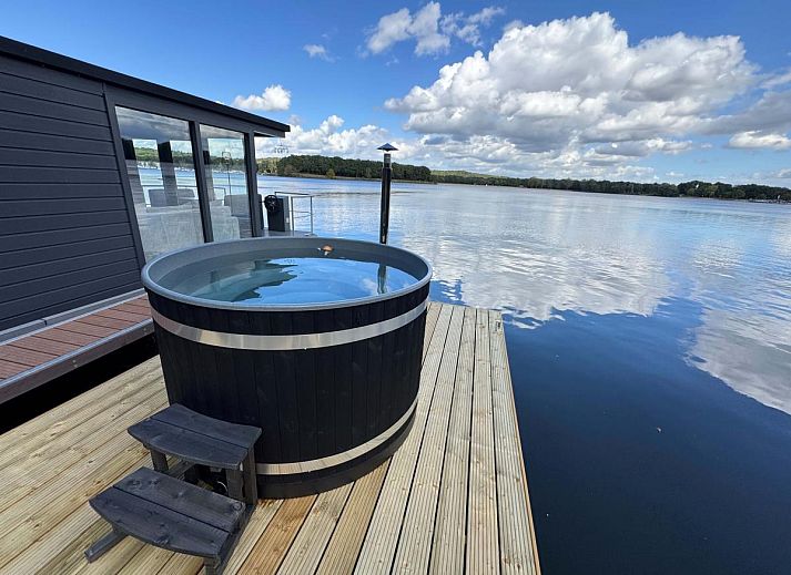 Geniessen Sie ein einzigartiges Erlebnis im Floating in Limburg - Hot Tub, einem schwimmenden Ferienhaus in Middelaar, Nord-Limburg mit herrlicher Aussicht.