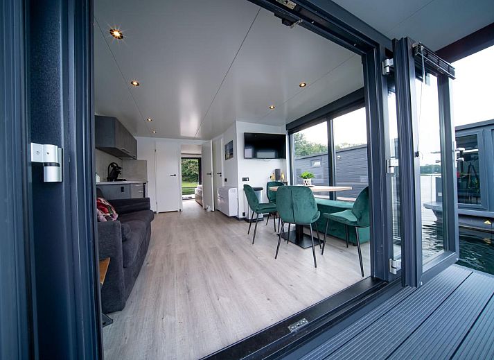 Geniessen Sie ein einzigartiges Erlebnis im Floating in Limburg - Hot Tub, einem schwimmenden Ferienhaus in Middelaar, Nord-Limburg mit herrlicher Aussicht.