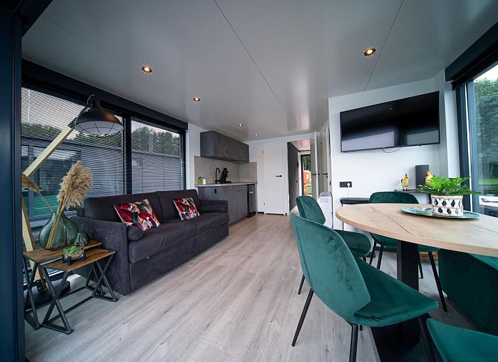 Geniessen Sie ein einzigartiges Erlebnis im Floating in Limburg - Hot Tub, einem schwimmenden Ferienhaus in Middelaar, Nord-Limburg mit herrlicher Aussicht.