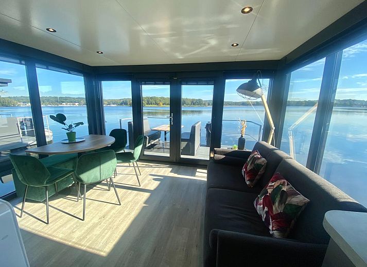 Geniessen Sie den Whirlpool im Floating in Limburg, einer einzigartigen Ferienunterkunft in Middelaar, Nord-Limburg, mit schoenem Wasserblick.