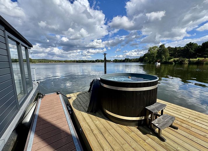 Geniessen Sie den Whirlpool im Floating in Limburg, einer einzigartigen Ferienunterkunft in Middelaar, Nord-Limburg, mit schoenem Wasserblick.