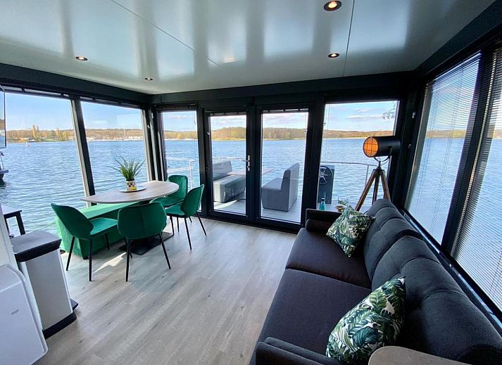 Geniessen Sie den Whirlpool im Floating in Limburg, einer einzigartigen Ferienunterkunft in Middelaar, Nord-Limburg, mit schoenem Wasserblick.