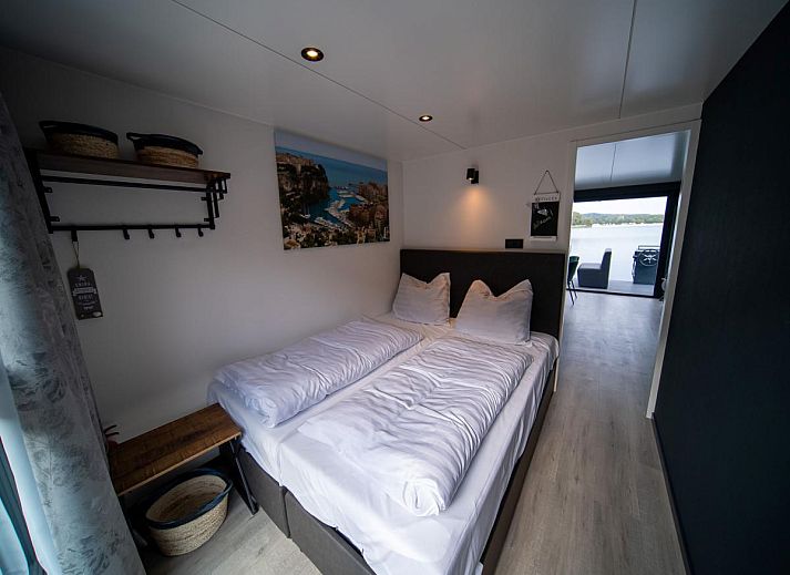 Modernes Interieur von Floating in Limburg - Whirlpool, ein Ferienhaus in Middelaar, Nord-Limburg mit Blick auf das Wasser.