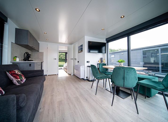 Modernes Interieur von Floating in Limburg - Whirlpool, ein Ferienhaus in Middelaar, Nord-Limburg mit Blick auf das Wasser.