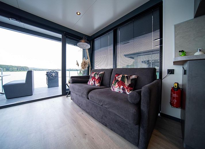Modernes Wohnzimmer von Floating in Limburg - Whirlpool, einem Ferienhaus in Middelaar, Nord-Limburg. Gemuetliche Einrichtung mit Kueche und Essbereich.