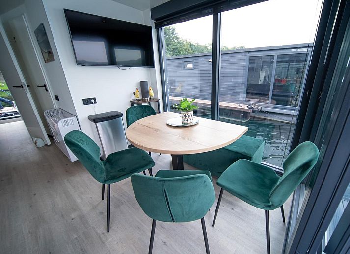 Modernes Wohnzimmer von Floating in Limburg - Whirlpool, einem Ferienhaus in Middelaar, Nord-Limburg. Gemuetliche Einrichtung mit Kueche und Essbereich.