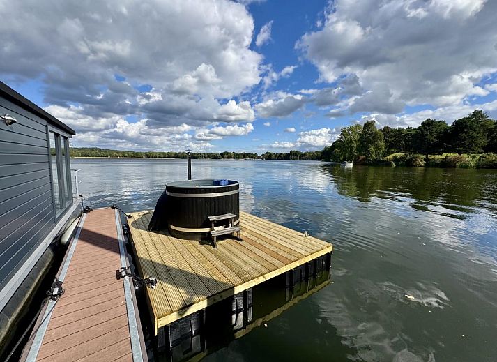 Modernes Wohnzimmer von Floating in Limburg - Whirlpool, einem Ferienhaus in Middelaar, Nord-Limburg. Gemuetliche Einrichtung mit Kueche und Essbereich.