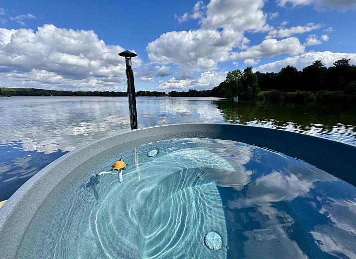 Modernes Wohnzimmer von Floating in Limburg - Whirlpool, einem Ferienhaus in Middelaar, Nord-Limburg. Gemuetliche Einrichtung mit Kueche und Essbereich.