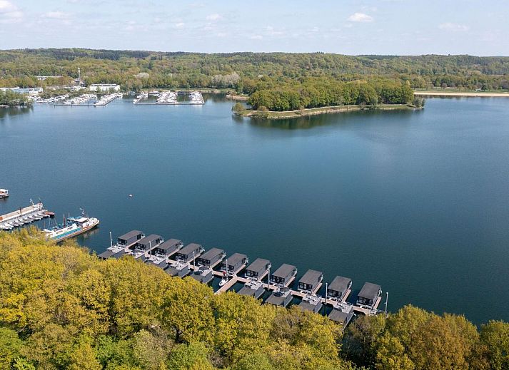 Gemuetliches Wohnzimmer von Floating in Limburg - hot tub, ein Ferienhaus auf dem Wasser in Middelaar, Nord-Limburg mit Blick auf den See.
