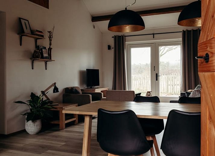 Eetruimte in Vakantiehuisje in Grashoek, Noord Limburg. Gezellige houten tafel met stoelen in het vakantiehuis.