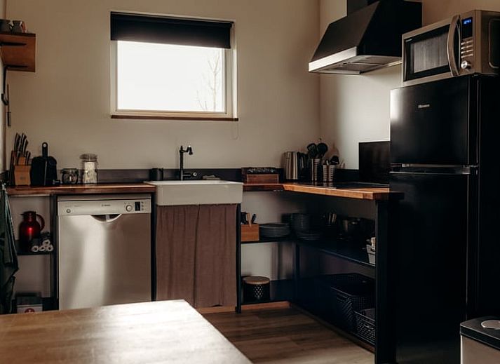 Eetruimte in Vakantiehuisje in Grashoek, Noord Limburg. Gezellige houten tafel met stoelen in het vakantiehuis.