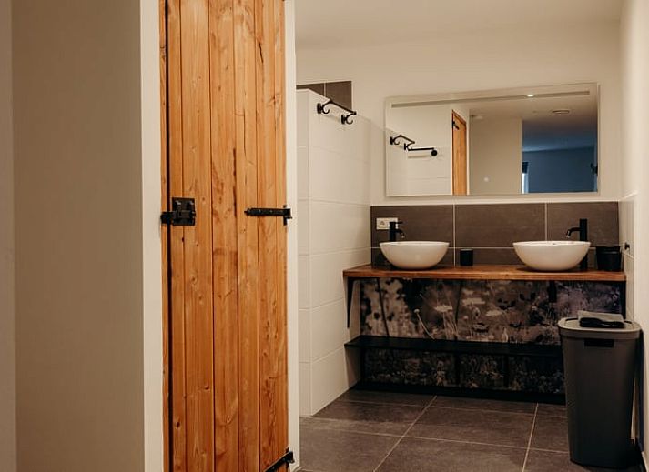 Eetruimte in Vakantiehuisje in Grashoek, Noord Limburg. Gezellige houten tafel met stoelen in het vakantiehuis.