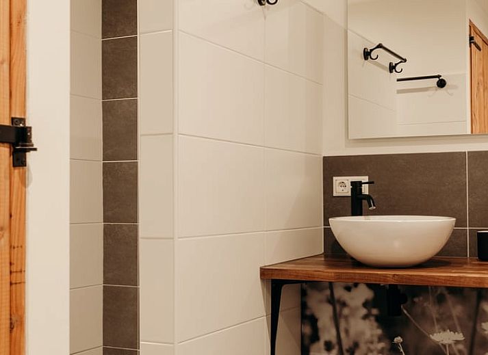 Woonkamer in Vakantiehuisje in Grashoek, Noord Limburg. Comfortabele zithoek met uitzicht op de tuin.